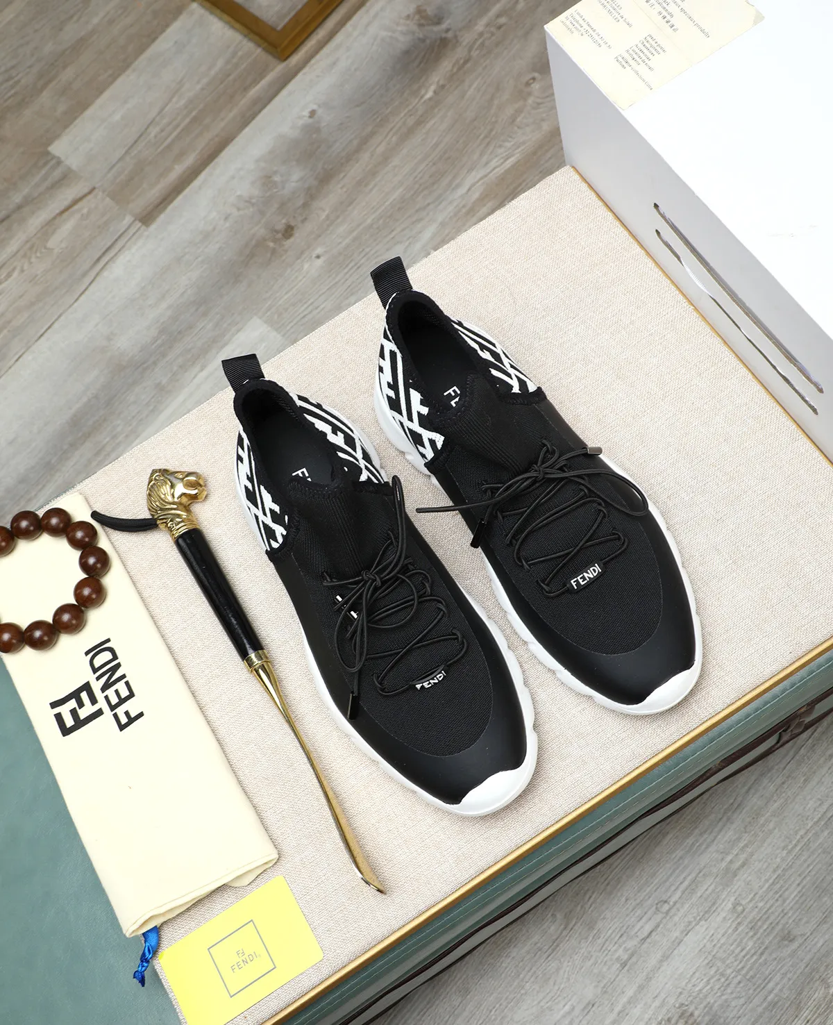 Men's Men's Shoes 💰700 Fendi Fendi's latest Tag series of men's casual mesh sports running shoes, originally purchased and developed, this Tag sports shoe is a one-leg sneaker, made of black high-tech mesh material with gray neoprene details. Oversized FENDI lettering on the side and translucent rubber details. Light and flexible rubber running shoe soles, beautifully packaged at the delivery counter, customized breathable lining, original molded foam rubber outsole, sole thickness: 3.5CM! Size: 39-44 (customized at 38.45.46)